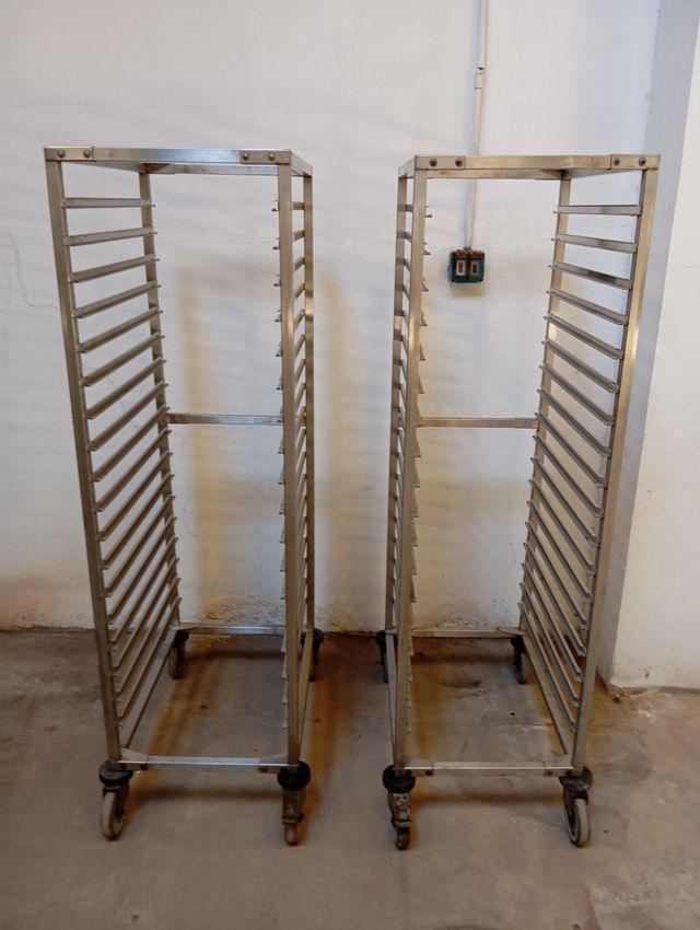 Carros de acero inoxidable para bollería y pan.