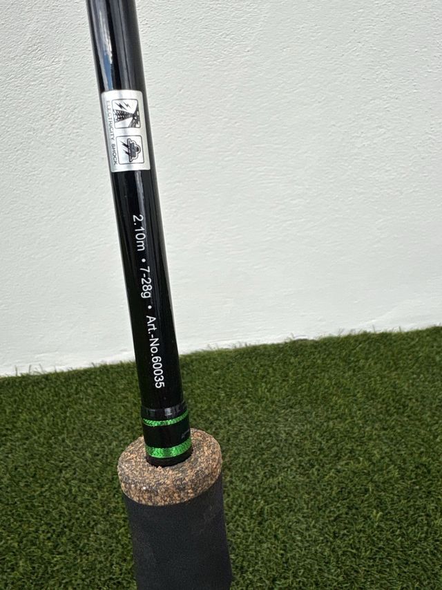 Caña de spinning 2.10m 7-28g negra y verde