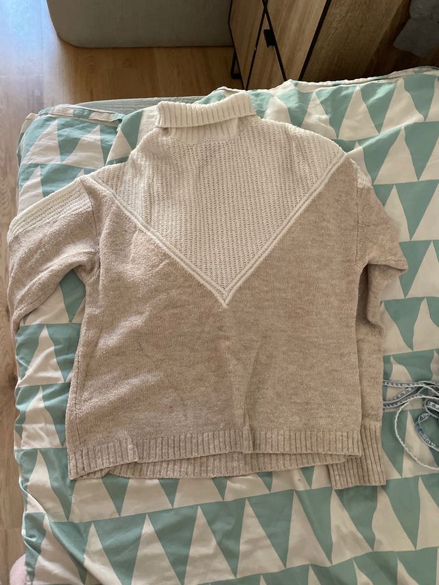 Jersey cuello alto beige y blanco