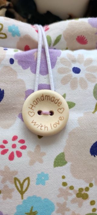 Funda de tela morada con flores