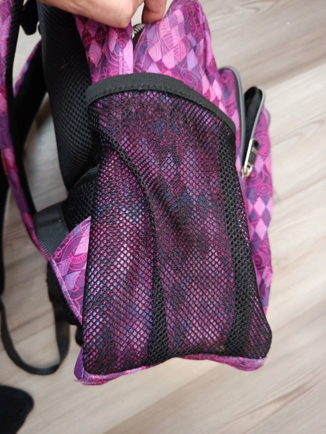 Mochila puede ponerse en un carrito.