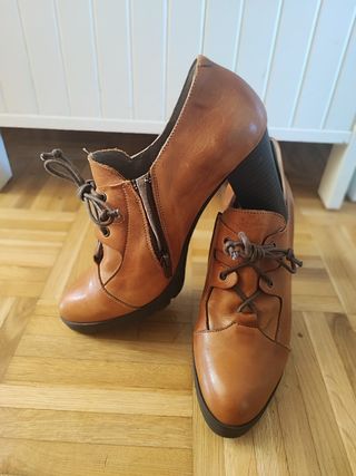 Botines de piel tacón alto cordones talla 38
