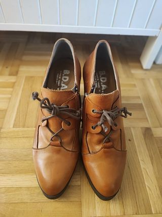 Botines de piel tacón alto cordones talla 38