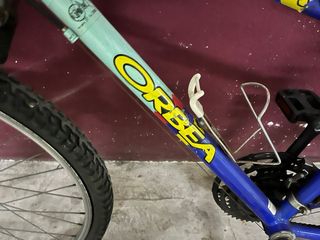 Bicicleta Orbea azul con cesta