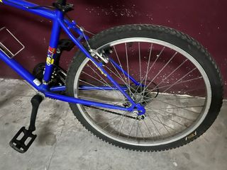 Bicicleta Orbea azul con cesta