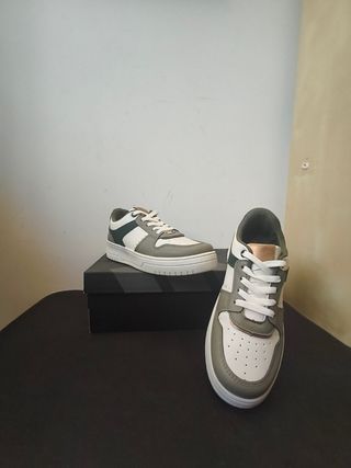 Zapatillas deportivas blancas y verdes.