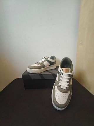 Zapatillas deportivas blancas y verdes.