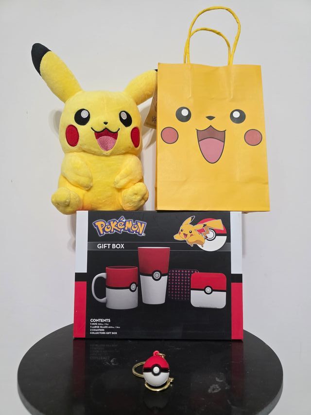 Peluche Pikachu e set regalo Pokémon