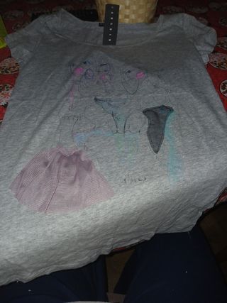 Camiseta Sisley gris con dibujo