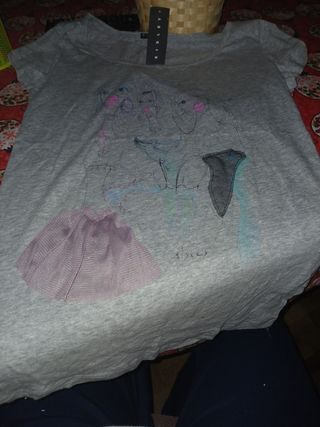 Camiseta Sisley gris con dibujo
