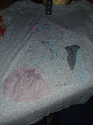 Camiseta Sisley gris con dibujo