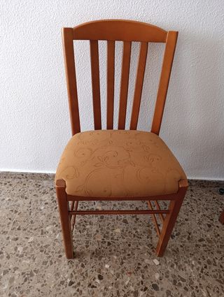 4 Sillas de madera y tela