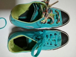 Converse Turquesa y negro con interior verde