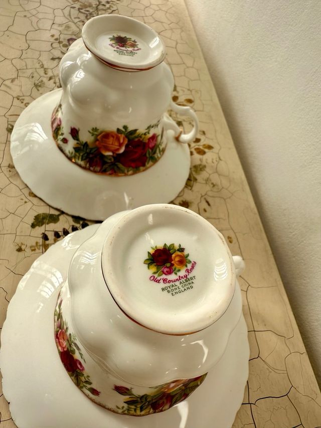 2 chávenas de chá Royal Albert Old Country Roses