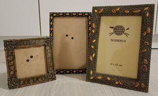 3 Marcos metálicos antiguos decorados.
