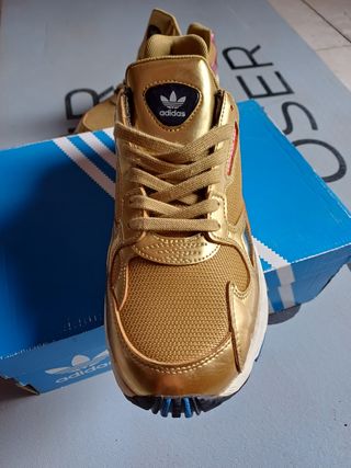 Zapatillas Adidas Falcon w, doradas y moradas