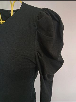 Maglione nero con maniche a palloncino taglia L