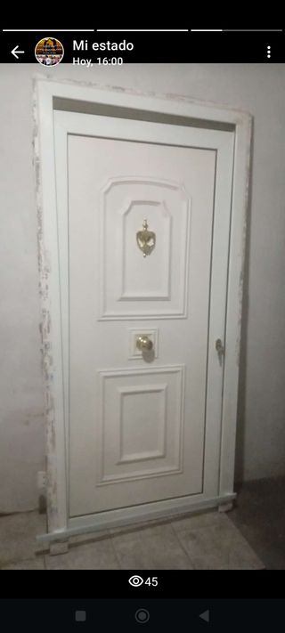 Puerta blanca con detalles dorados