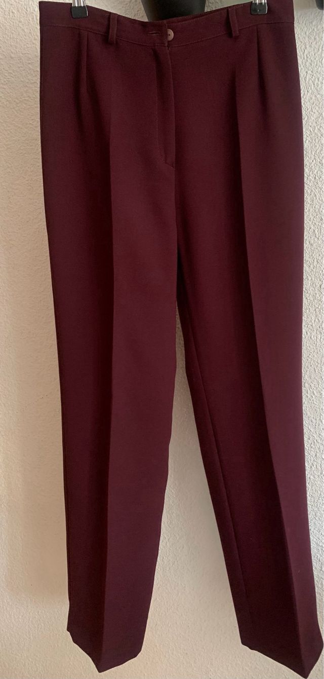 Pantalón de crep color granate