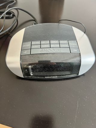 RELOJ DESPERTADOR CON RADIO COMO NUEVO