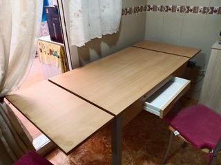 Mesa extensible y 4 sillas 