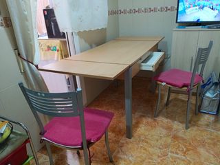 Mesa extensible y 4 sillas 
