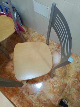 Mesa extensible y 4 sillas 