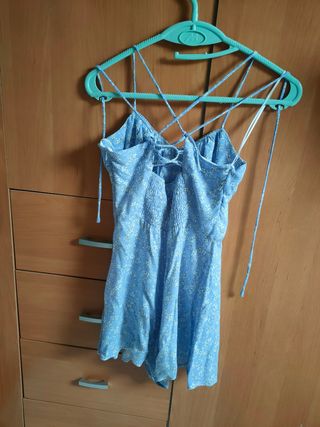 Mono Bershka azul flores tirantes cruzados