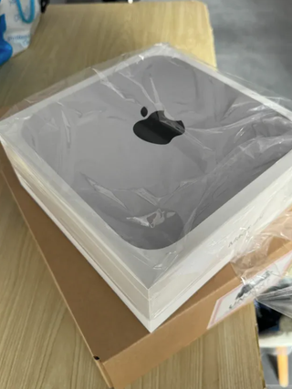  MAC MINI M1 2020 256G 8G RAM en su caja