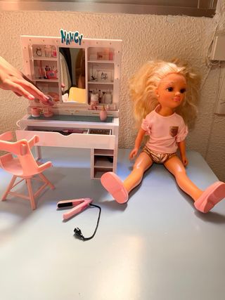 Muñeca Nancy con tocador y accesorios