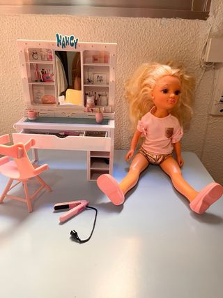 Muñeca Nancy con tocador y accesorios