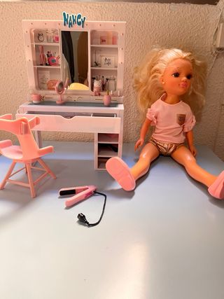Muñeca Nancy con tocador y accesorios