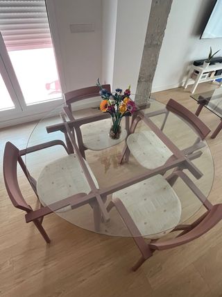 Mesa y sillas de comedor 
