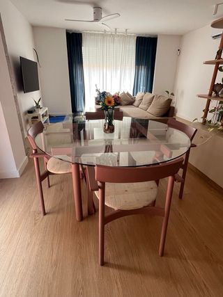 Mesa y sillas de comedor 
