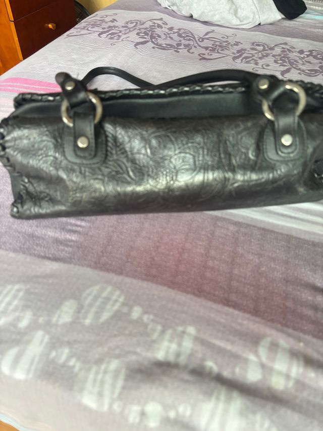 Bolso negro de piel con relieve