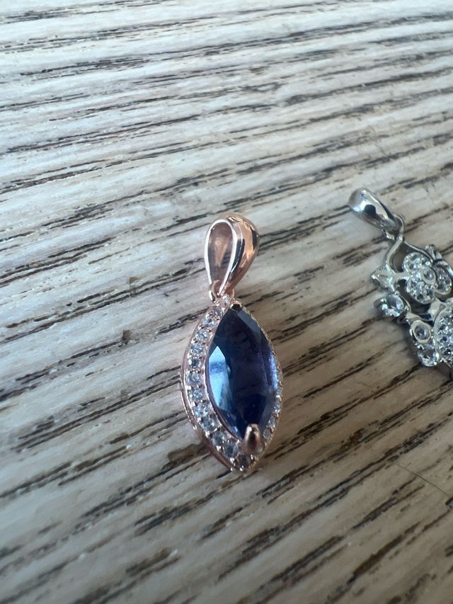 Colgantes de plateado y dorados.
