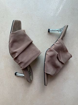 Sandalias tacón Zara beige. Yo suelo llevar una 39