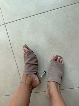 Sandalias tacón Zara beige. Yo suelo llevar una 39