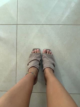 Sandalias tacón Zara beige. Yo suelo llevar una 39