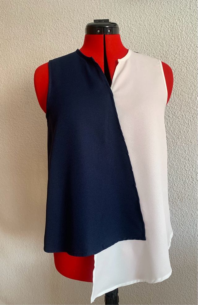 Blusa bicolor asimétrica