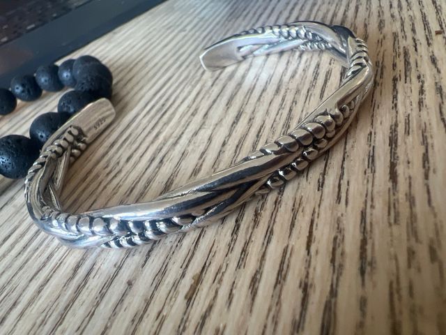 2 Pulseras: Piedra Volcánica y Plateada