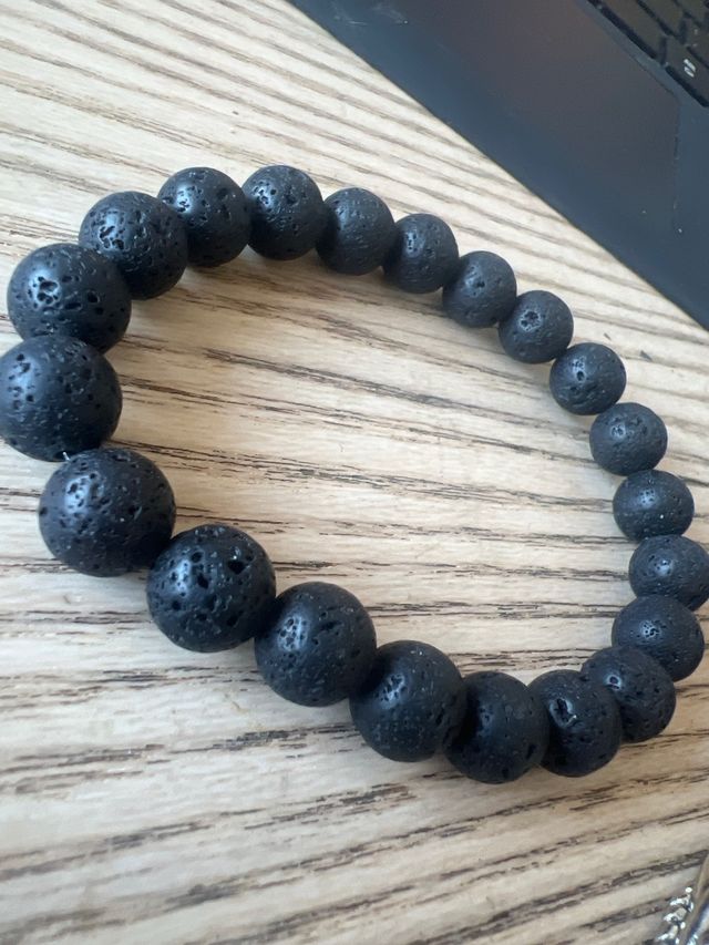 2 Pulseras: Piedra Volcánica y Plateada