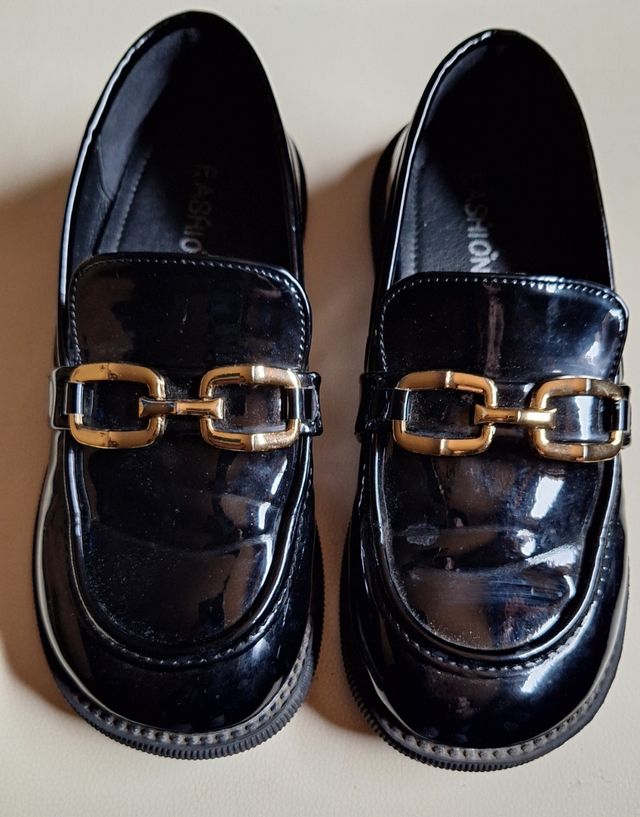 Mocasines F.ASHION charol negro hebilla dorada T36
