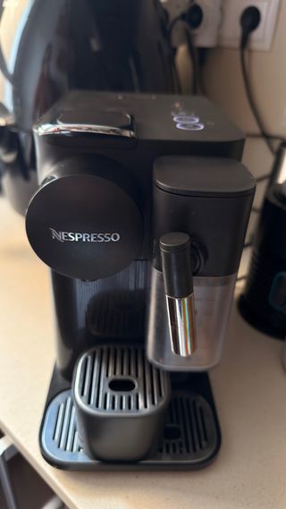 Cafetera Nespresso DeLonghi Lattissima One