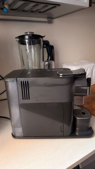 Cafetera Nespresso DeLonghi Lattissima One