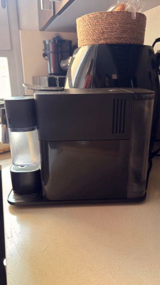 Cafetera Nespresso DeLonghi Lattissima One