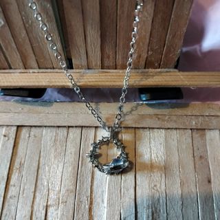 Collar con colgante de satélite
