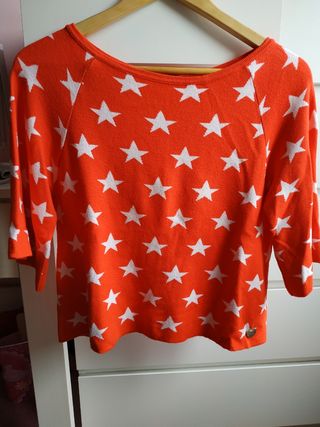 Jersey rojo con estrellas blancas