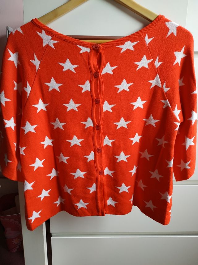 Jersey rojo con estrellas blancas