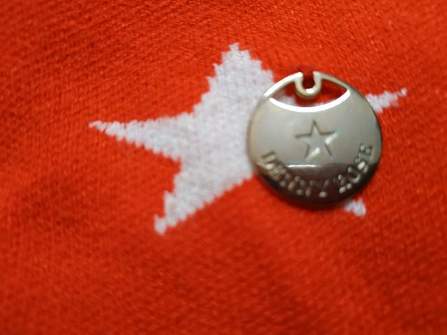 Jersey rojo con estrellas blancas